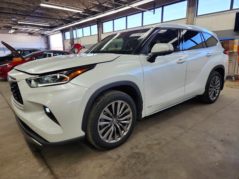 Продажа на аукционе авто 2025 Toyota Highlander Hybrid, vin: 5TDKBRCH8SS648596, номер лота: 61212676