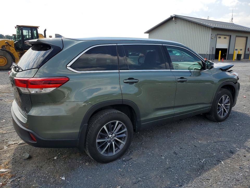 2018 Toyota Highlander მანქანა იყიდება აუქციონზე, vin: 5TDJZRFH8JS818795, აუქციონის ნომერი: 61872276