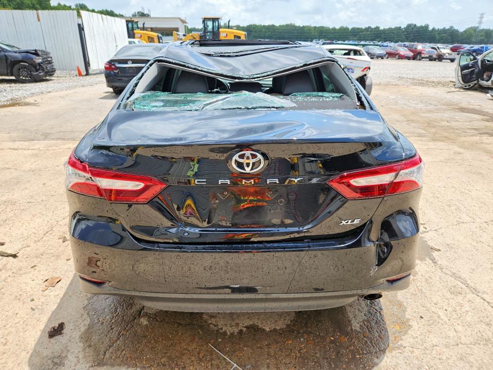 62050286 :رقم المزاد ، 4T1B11HK1JU517802 vin ، 2018 Toyota Camry مزاد بيع