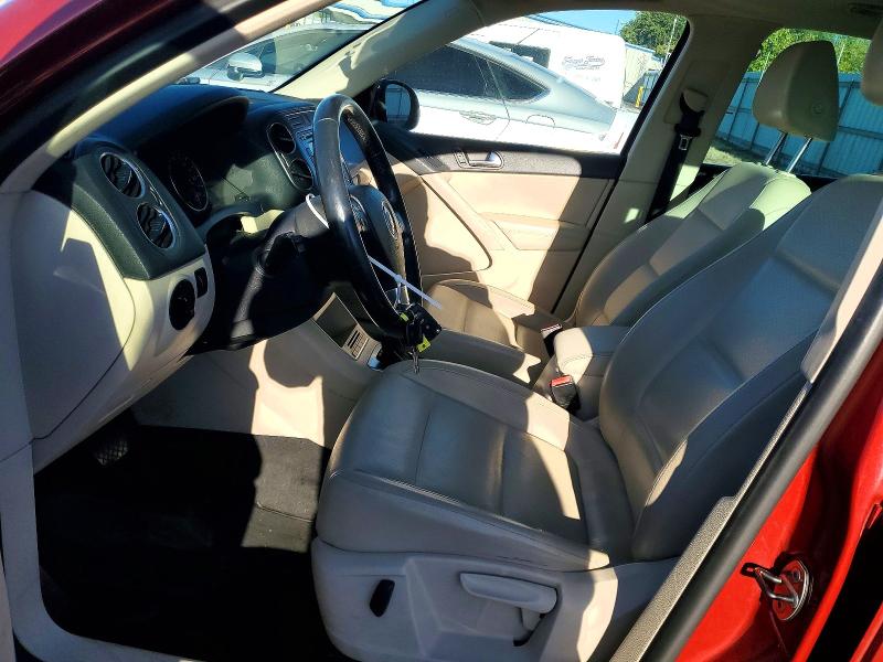 2010 Volkswagen Tiguan მანქანა იყიდება აუქციონზე, vin: WVGAV7AX4AW002306, აუქციონის ნომერი: 63136976
