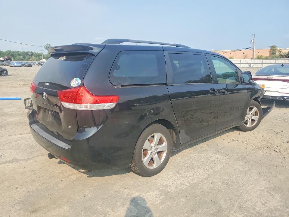 61299066 :رقم المزاد ، 5TDKK3DC3BS120951 vin ، 2011 Toyota Sienna مزاد بيع