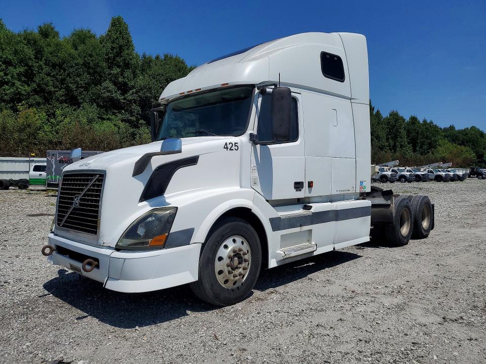 63681456 :رقم المزاد ، 4V4NC9GH35N374503 vin ، 2005 Volvo Vn مزاد بيع