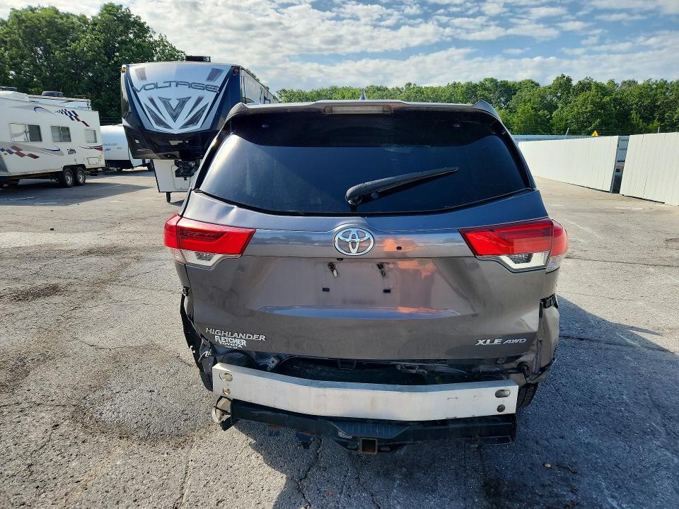 2018 Toyota Highlander მანქანა იყიდება აუქციონზე, vin: 5TDJZRFH2JS801930, აუქციონის ნომერი: 60611936