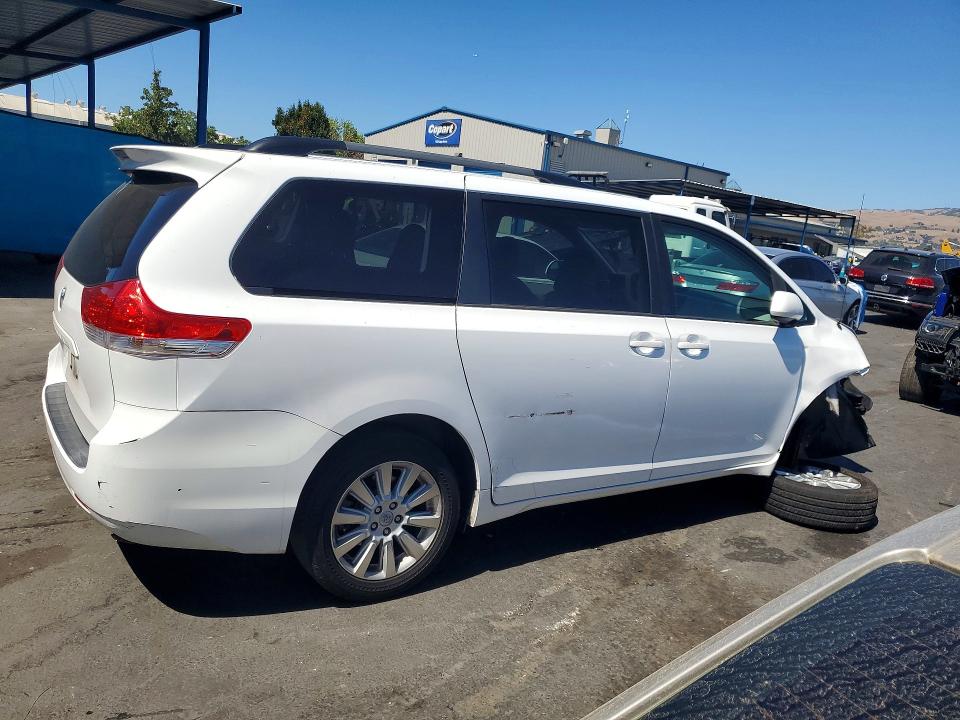 2014 Toyota Sienna მანქანა იყიდება აუქციონზე, vin: 5TDJK3DC3ES084825, აუქციონის ნომერი: 63430766