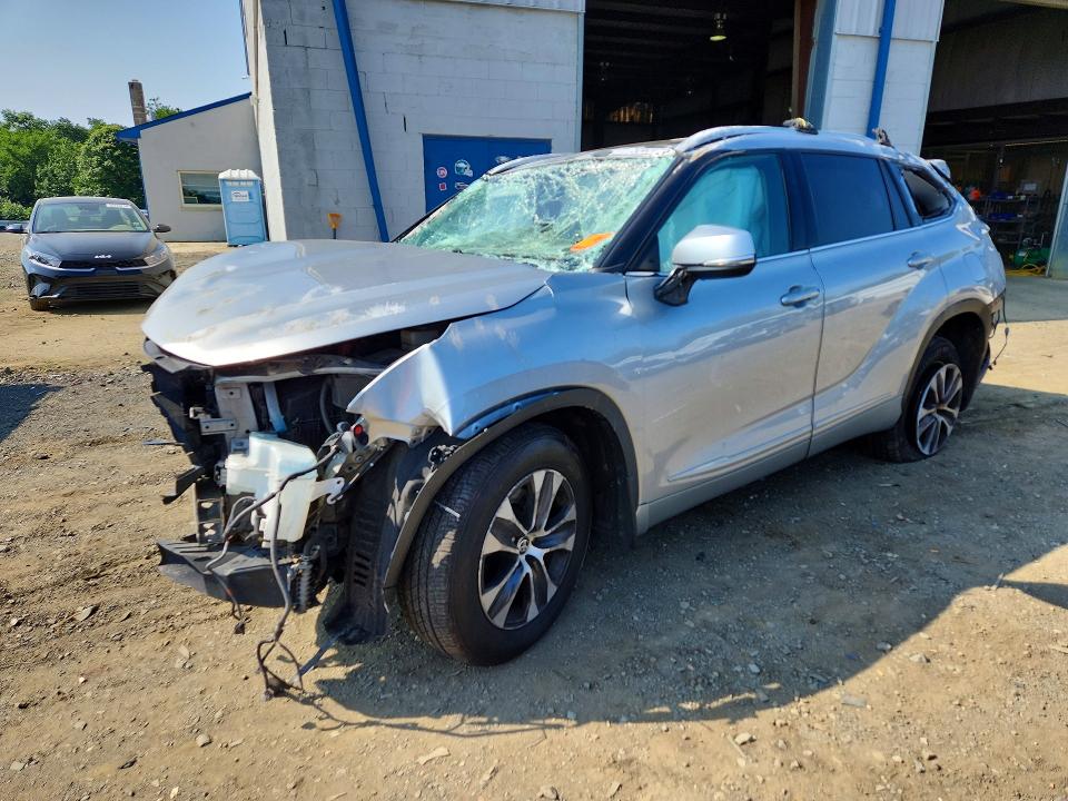 2022 Toyota Highlander მანქანა იყიდება აუქციონზე, vin: 5TDHZRBH6NS219999, აუქციონის ნომერი: 73343735