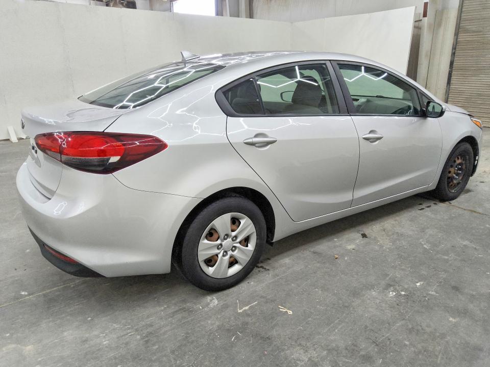 61411386 :رقم المزاد ، 3KPFK4A76JE235275 vin ، 2018 Kia Forte مزاد بيع