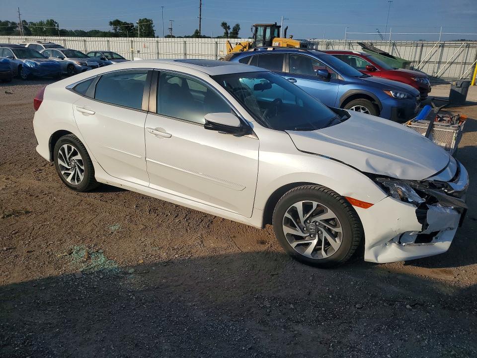 60951326 :رقم المزاد ، 19XFC2F71JE037939 vin ، 2018 Honda Civic مزاد بيع