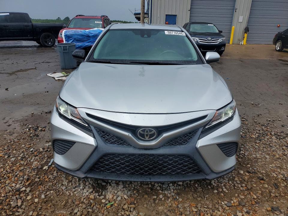 59716546 :رقم المزاد ، 4T1B11HK1JU094784 vin ، 2018 Toyota Camry مزاد بيع