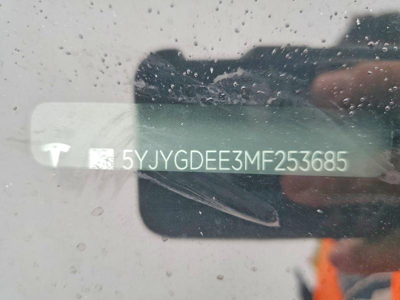 62121106 :رقم المزاد ، 5YJYGDEE3MF253685 vin ، 2021 Tesla Model Y مزاد بيع