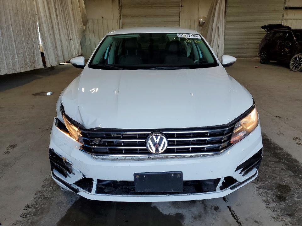 61577186 :رقم المزاد ، 1VWAA7A33JC006603 vin ، 2018 Volkswagen Passat مزاد بيع