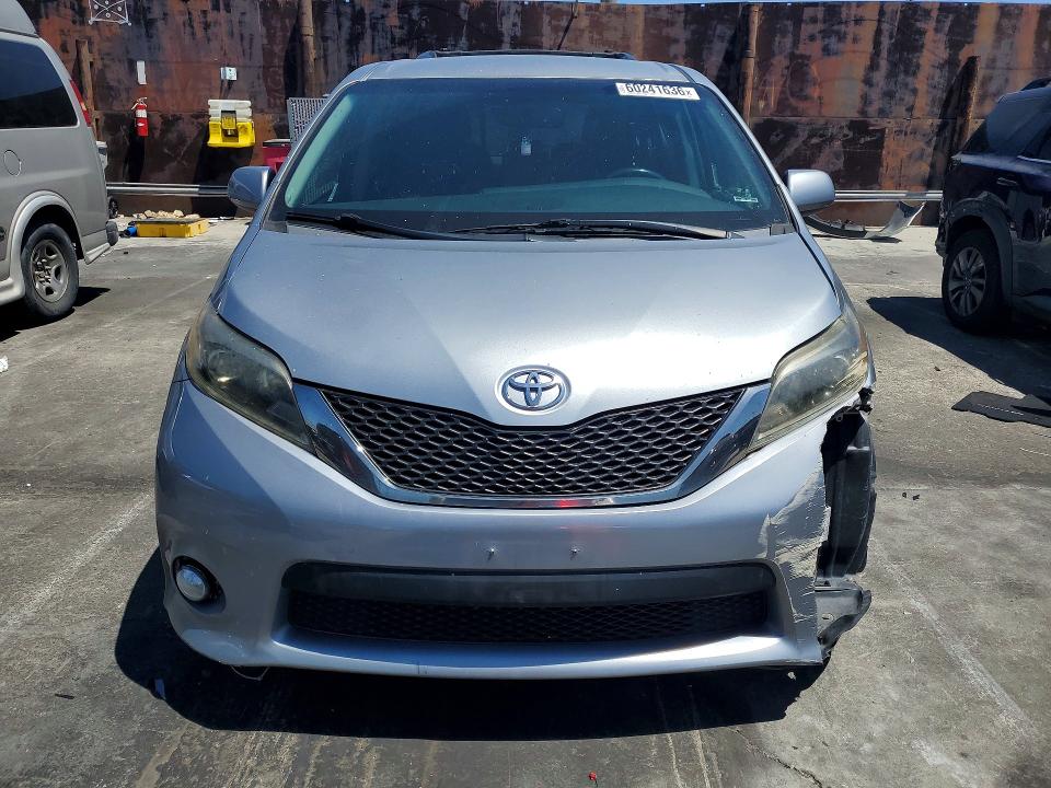60241636 :رقم المزاد ، 5TDXZ3DC9HS852804 vin ، 2017 Toyota Sienna مزاد بيع