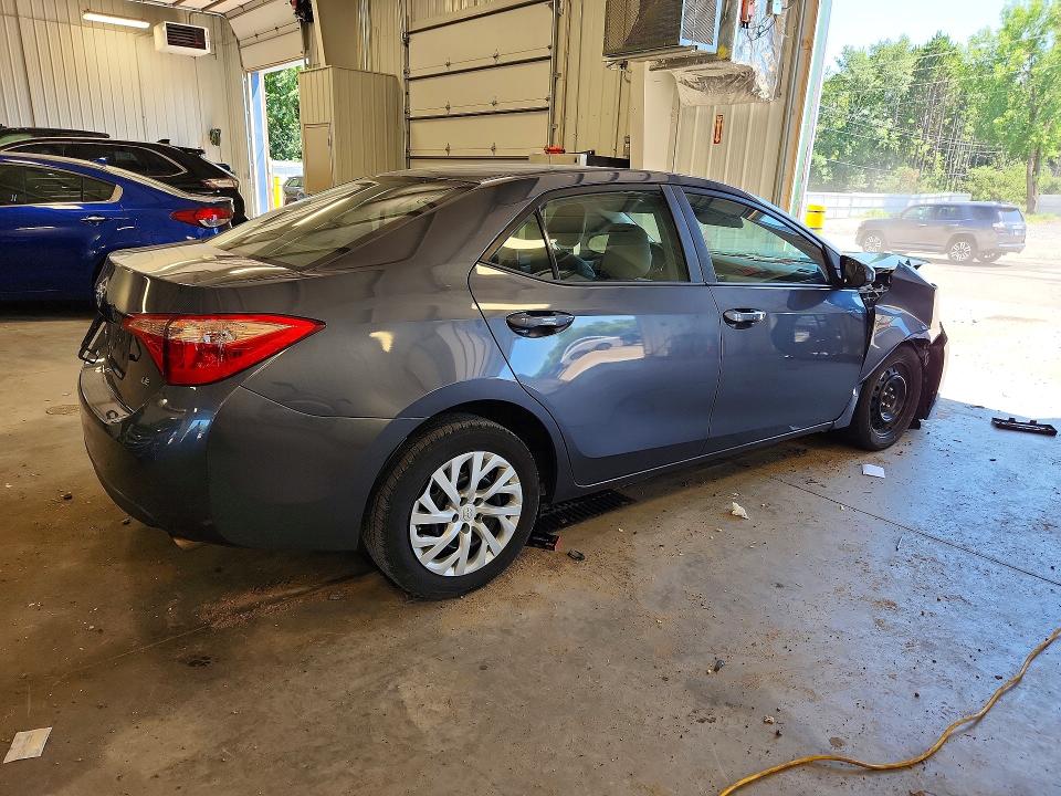 60805506 :رقم المزاد ، 5YFBURHE7JP831052 vin ، 2018 Toyota Corolla مزاد بيع
