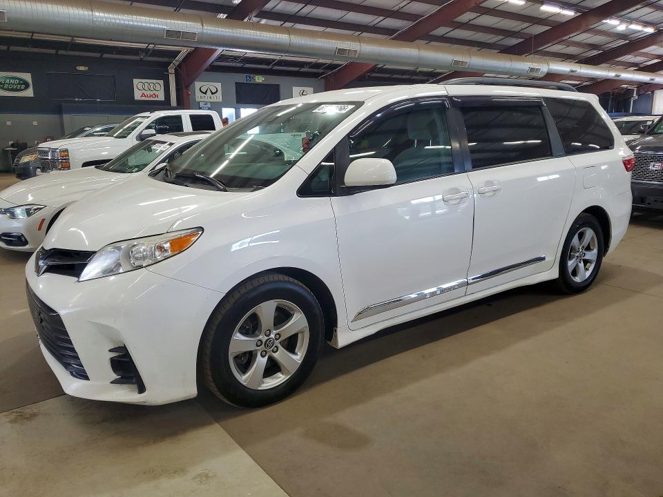 Auction sale of the 2018 Toyota Sienna, vin: 5TDKZ3DC1JS944814, lot number: 61739666