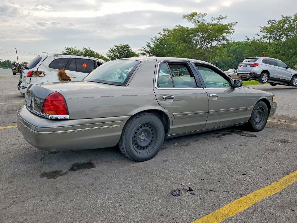 61556126 :رقم المزاد ، 2FAFP74W1YX139635 vin ، 2000 Ford Crown Victoria مزاد بيع