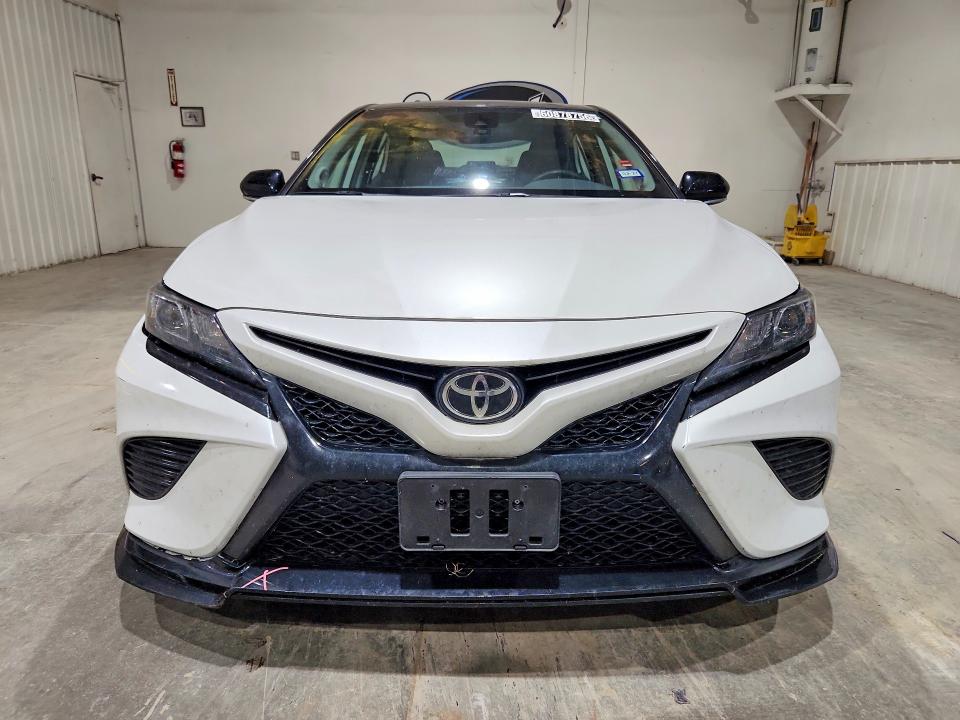 60878756 :رقم المزاد ، 4T1KZ1AK9NU066076 vin ، 2022 Toyota Camry مزاد بيع