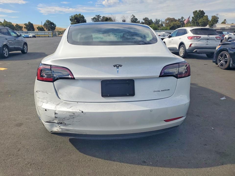 62076966 :رقم المزاد ، 5YJ3E1EB2MF863064 vin ، 2021 Tesla Model 3 مزاد بيع