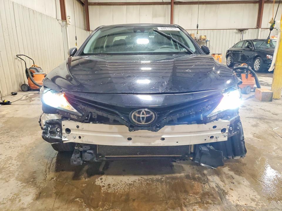 60617826 :رقم المزاد ، 4T1C11AK8NU030648 vin ، 2022 Toyota Camry مزاد بيع