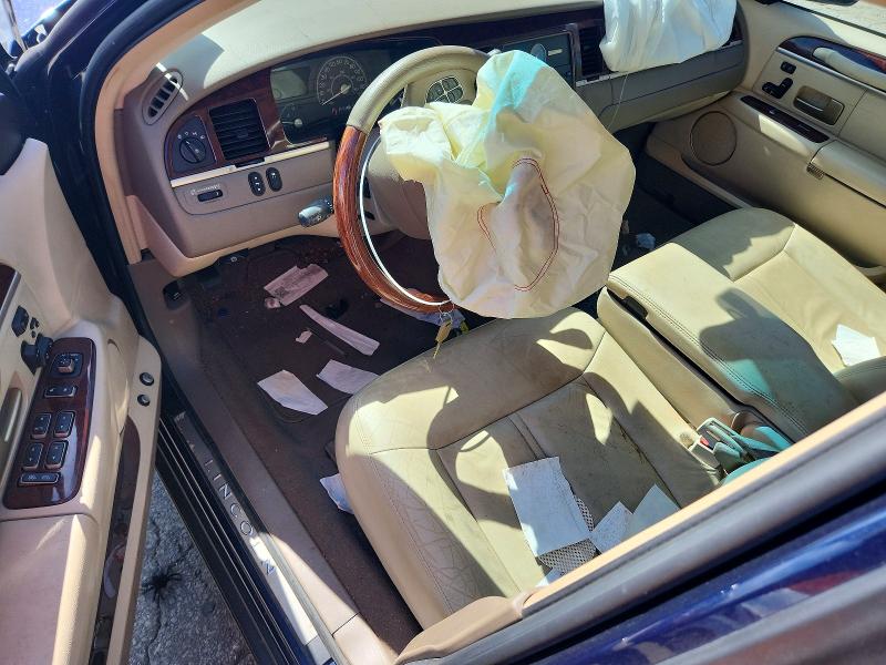2004 Lincoln Town Car მანქანა იყიდება აუქციონზე, vin: 1LNHM83W34Y677567, აუქციონის ნომერი: 61845056