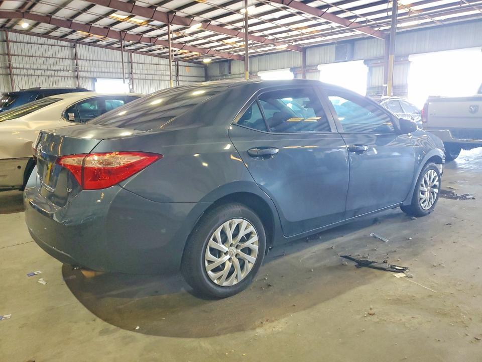59292936 :رقم المزاد ، 5YFBURHE2JP753327 vin ، 2018 Toyota Corolla مزاد بيع