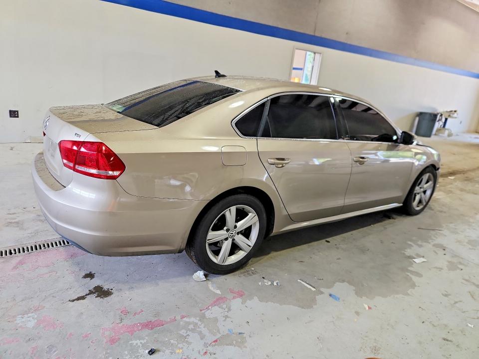 60514696 :رقم المزاد ، 1VWAT7A3XFC086502 vin ، 2015 Volkswagen Passat مزاد بيع