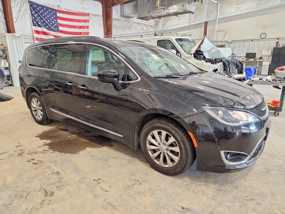 58395276 :رقم المزاد ، 2C4RC1BG1HR553644 vin ، 2017 Chrysler Pacifica مزاد بيع