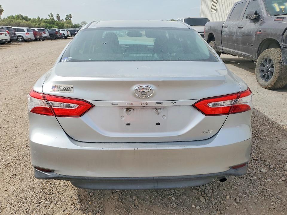 60562656 :رقم المزاد ، 4T1B11HK1JU575277 vin ، 2018 Toyota Camry مزاد بيع