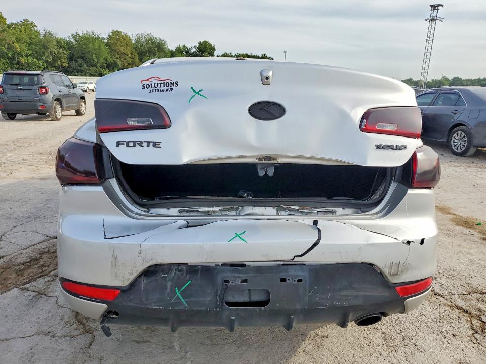 60996826 :رقم المزاد ، KNAFX6A89F5371308 vin ، 2015 Kia Forte مزاد بيع