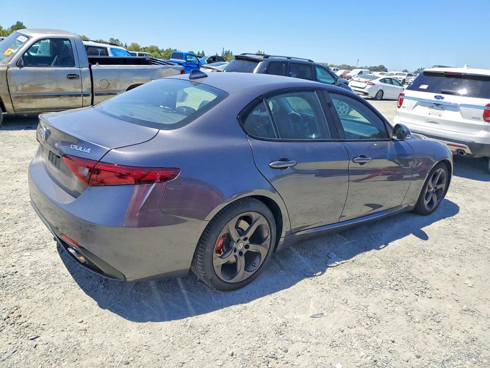 62709066 :رقم المزاد ، ZARFAEBN7J7565003 vin ، 2018 Alfa Romeo Giulia مزاد بيع