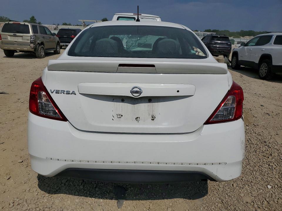 61742206 :رقم المزاد ، 3N1CN7AP4JL843273 vin ، 2018 Nissan Versa مزاد بيع