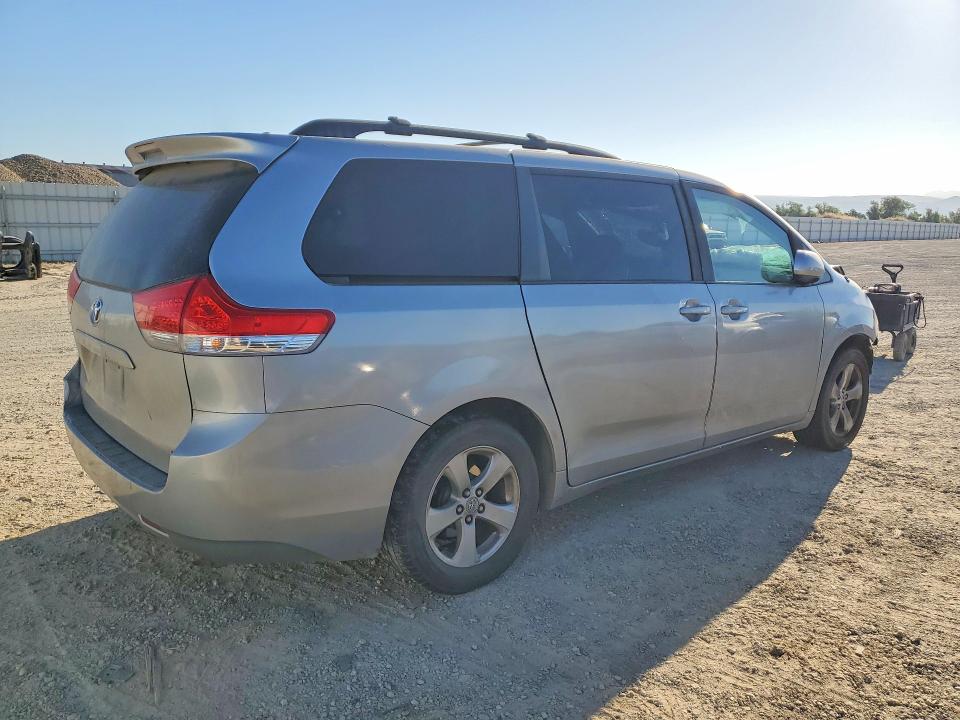 63214206 :رقم المزاد ، 5TDKK3DC5CS191506 vin ، 2012 Toyota Sienna مزاد بيع
