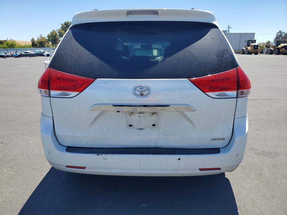 60786666 :رقم المزاد ، 5TDYK3DC3BS030404 vin ، 2011 Toyota Sienna مزاد بيع