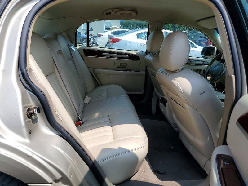 61221836 :رقم المزاد ، 1LNHM81W04Y679666 vin ، 2004 Lincoln Town Car مزاد بيع