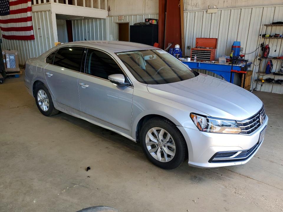 61916626 :رقم المزاد ، 1VWAT7A30HC029504 vin ، 2017 Volkswagen Passat مزاد بيع