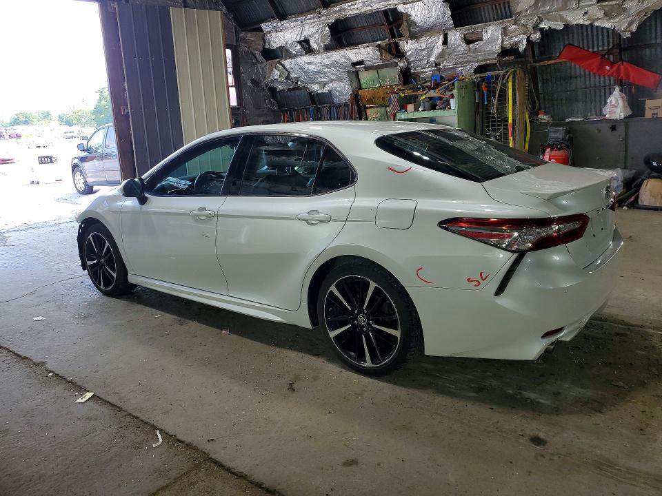 62817426 :رقم المزاد ، 4T1B61HK4JU061425 vin ، 2018 Toyota Camry مزاد بيع