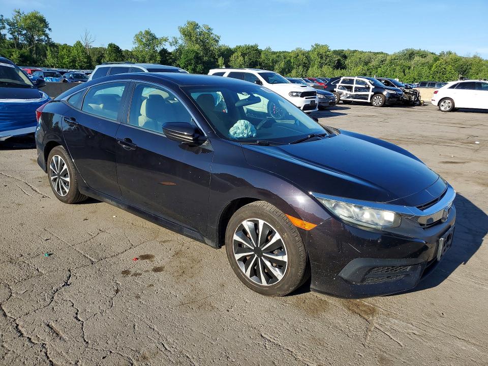 60684846 :رقم المزاد ، 2HGFC2F57JH540928 vin ، 2018 Honda Civic مزاد بيع