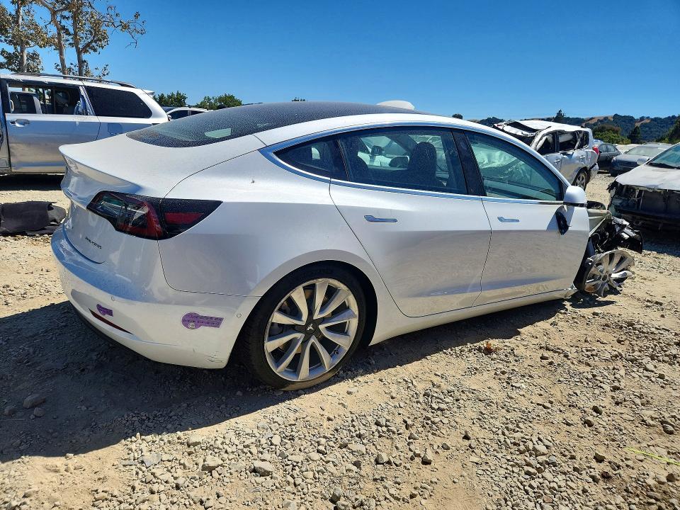 Продажа на аукционе авто 2018 Tesla Model 3, vin: 5YJ3E1EB1JF185774, номер лота: 62142626
