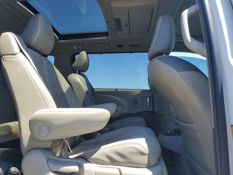 60786666 :رقم المزاد ، 5TDYK3DC3BS030404 vin ، 2011 Toyota Sienna مزاد بيع