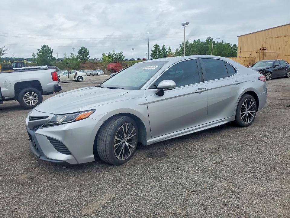 60491366 :رقم المزاد ، 4T1B11HK9JU643406 vin ، 2018 Toyota Camry مزاد بيع