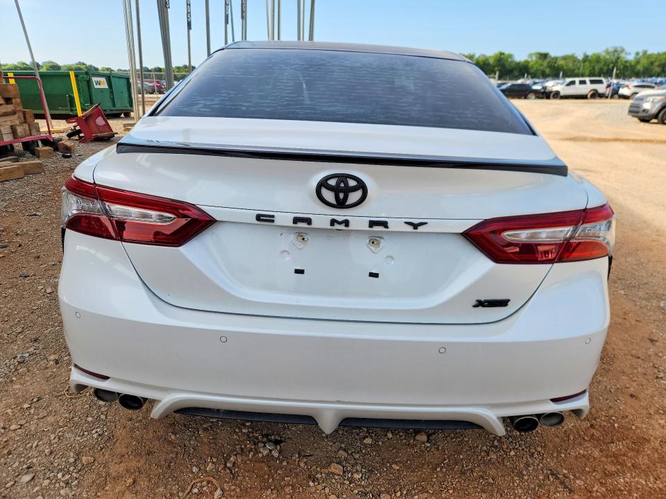 61606366 :رقم المزاد ، 4T1B61HK7JU128826 vin ، 2018 Toyota Camry مزاد بيع