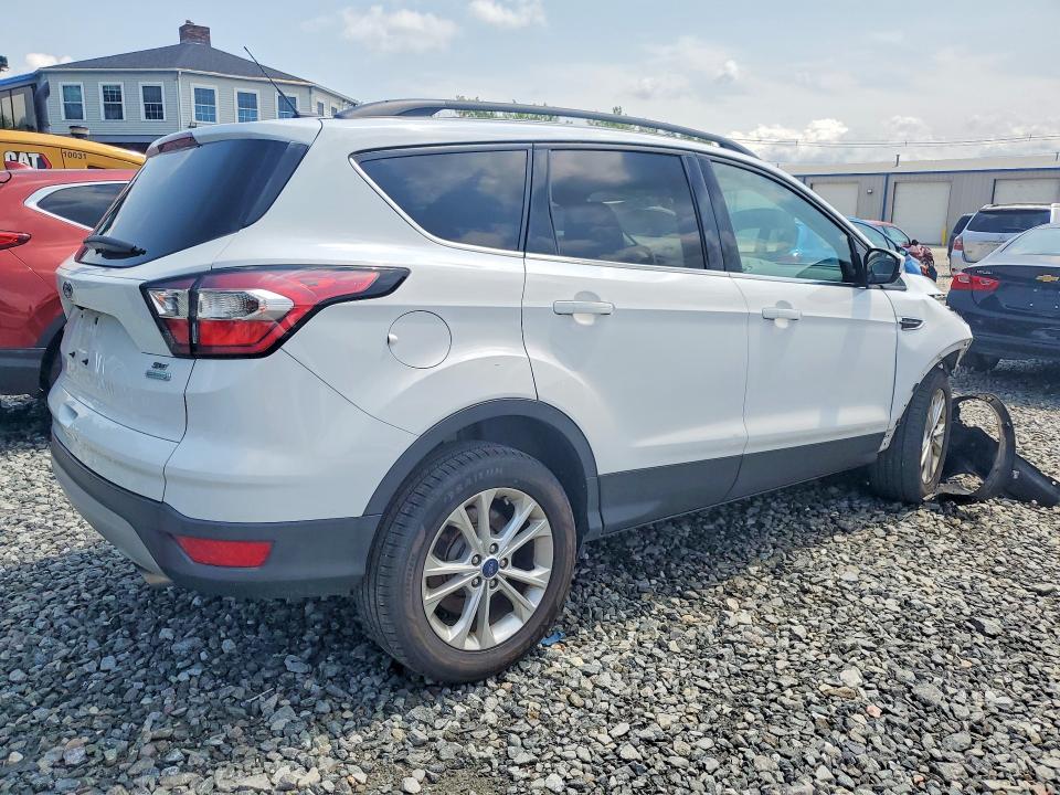 62181286 :رقم المزاد ، 1FMCU0GD8HUB61786 vin ، 2017 Ford Escape مزاد بيع