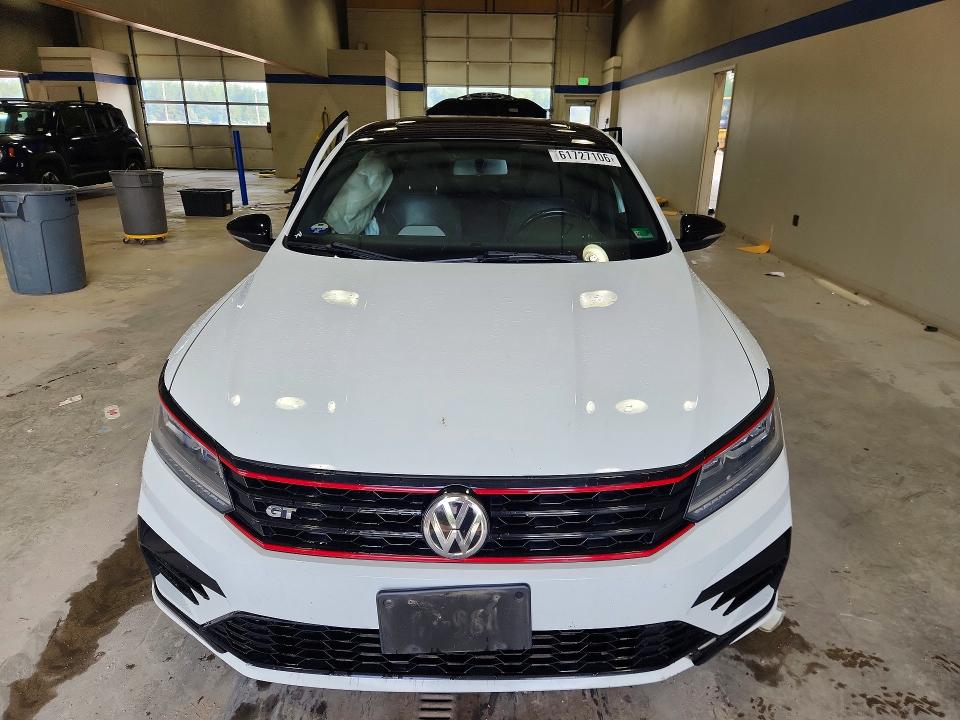 61727106 :رقم المزاد ، 1VWJM7A3XJC038648 vin ، 2018 Volkswagen Passat مزاد بيع