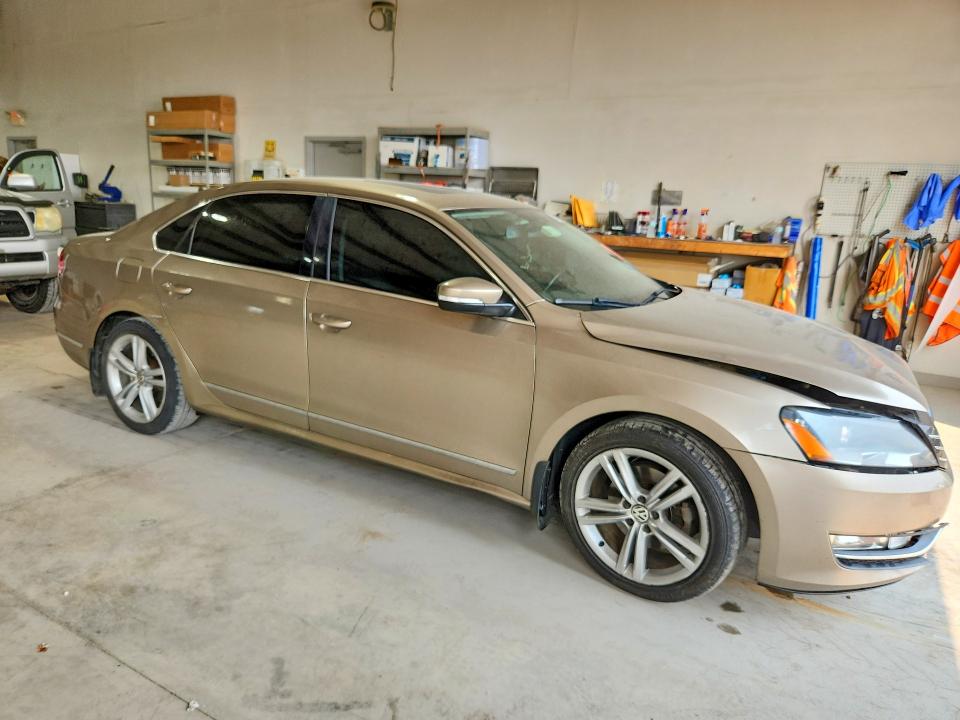 61118006 :رقم المزاد ، 1VWBT7A38FC033561 vin ، 2015 Volkswagen Passat مزاد بيع