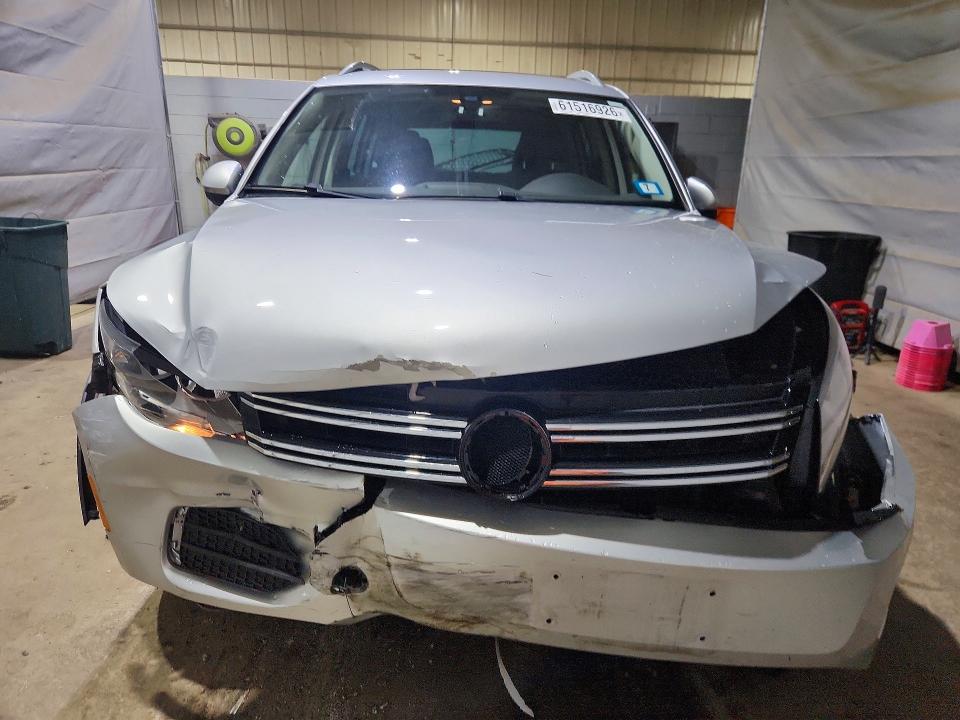 61516926 :رقم المزاد ، WVGSV7AX8HK039574 vin ، 2017 Volkswagen Tiguan مزاد بيع