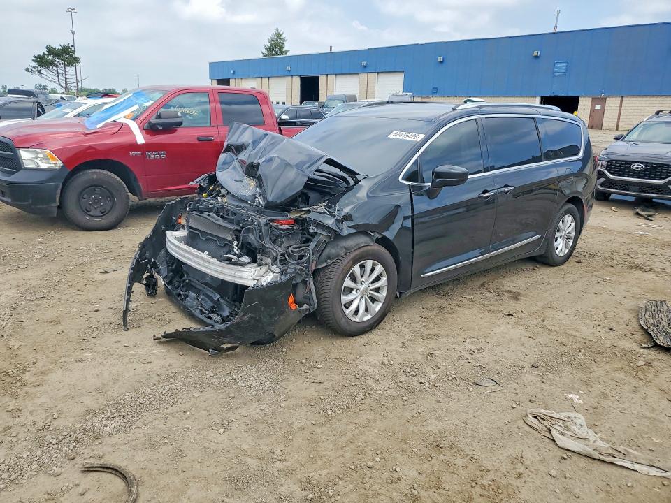 60446426 :رقم المزاد ، 2C4RC1BG5KR526180 vin ، 2019 Chrysler Pacifica مزاد بيع