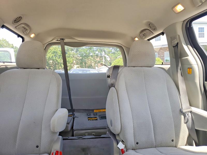 60839266 :رقم المزاد ، 5TDKK3DC0BS138808 vin ، 2011 Toyota Sienna مزاد بيع