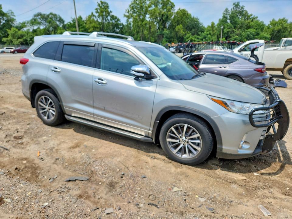 61324116 :رقم المزاد ، 5TDJZRFH2JS914440 vin ، 2018 Toyota Highlander مزاد بيع