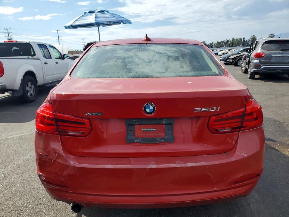62111186 :رقم المزاد ، WBA8E5G52JNV02562 vin ، 2018 Bmw 320 مزاد بيع