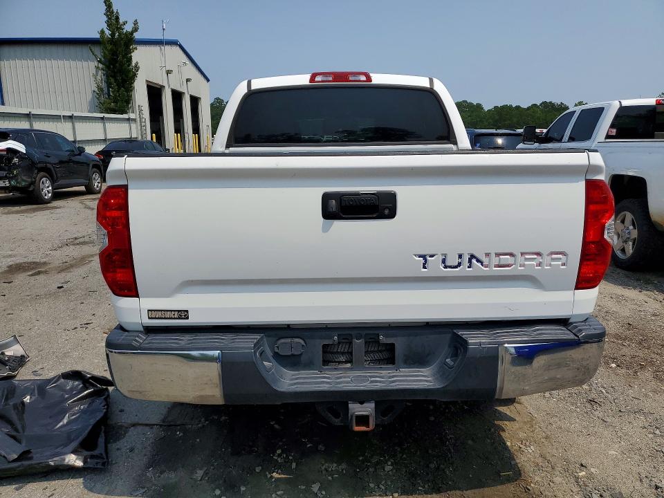 62388196 :رقم المزاد ، 5TFFY5F13JX229815 vin ، 2018 Toyota Tundra مزاد بيع