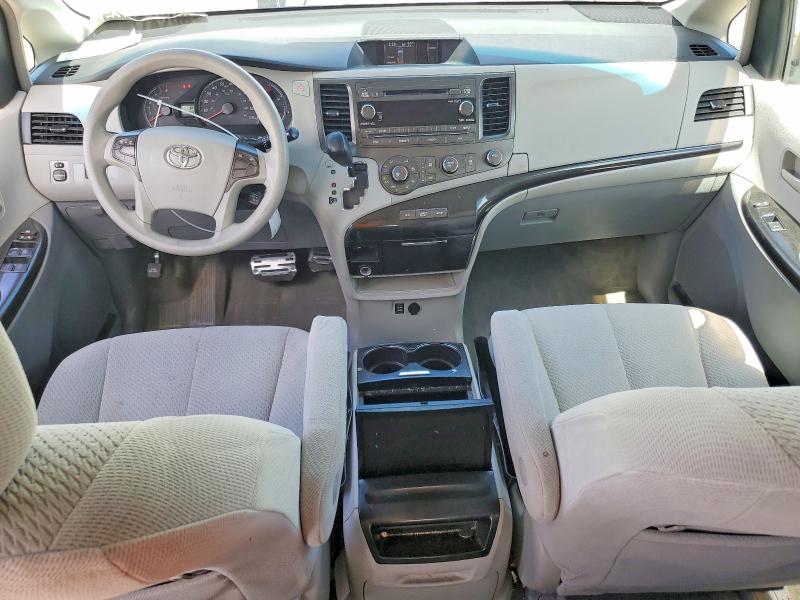 62074296 :رقم المزاد ، 5TDKK3DC6CS272935 vin ، 2012 Toyota Sienna مزاد بيع