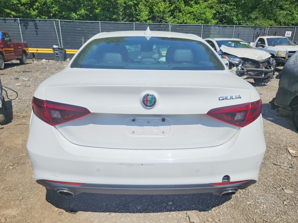 61247996 :رقم المزاد ، ZARFAEBN3H7555904 vin ، 2017 Alfa Romeo Giulia مزاد بيع